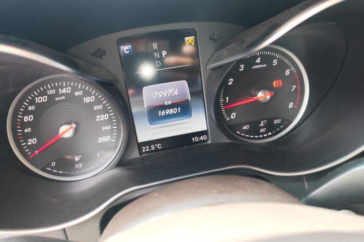 Used Mercedes-Benz GLC 2017 GLC 260 4MATIC Luxury Model Odometer Close Up