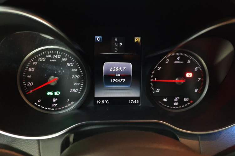 Used Mercedes-Benz GLC 2017 GLC 260 4MATIC Dynamic Edition Odometer Close Up