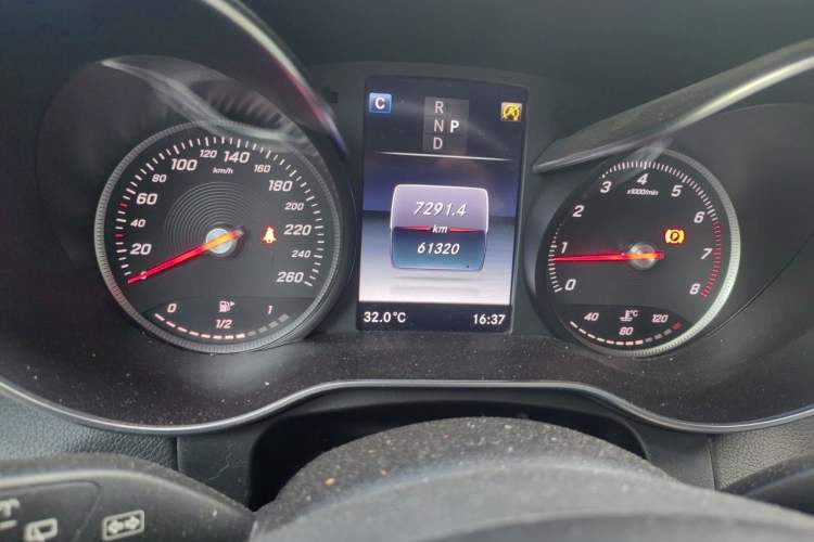 Used Mercedes-Benz GLC 2017 GLC 260 4MATIC Dynamic Edition Odometer Close Up