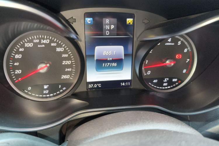 Used Mercedes-Benz GLC 2017 GLC 260 4MATIC Luxury Model Odometer Close Up