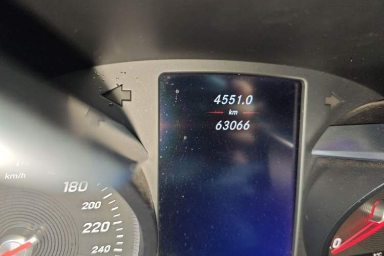 Used Mercedes-Benz GLC 2017 GLC 300 4MATIC Sport Edition Odometer Close Up
