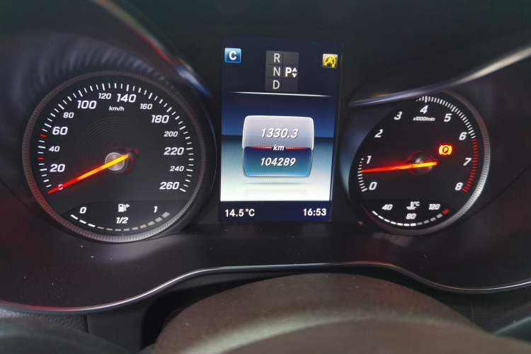 Used Mercedes-Benz GLC 2017 GLC 260 4MATIC Dynamic Edition Odometer Close Up