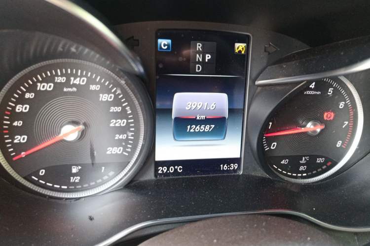 Used Mercedes-Benz GLC 2017 GLC 260 4MATIC Luxury Model Odometer Close Up