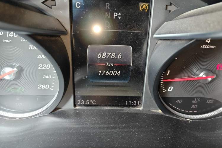 Used Mercedes-Benz GLC 2017 GLC 260 4MATIC Dynamic Edition Odometer Close Up