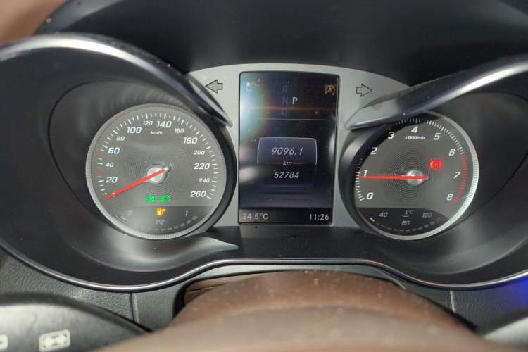 Used Mercedes-Benz GLC 2017 GLC 260 4MATIC Luxury Model Odometer Close Up
