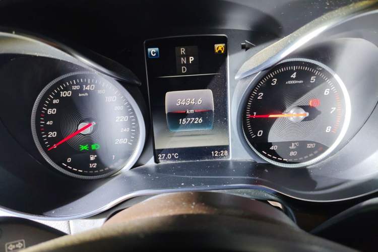 Used Mercedes-Benz GLC 2017 GLC 260 4MATIC Luxury Model Odometer Close Up