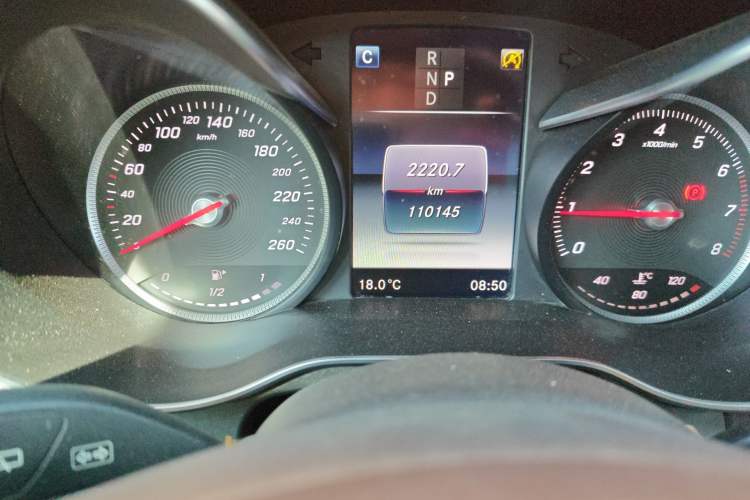 Used Mercedes-Benz GLC 2017 GLC 260 4MATIC Dynamic Edition Odometer Close Up