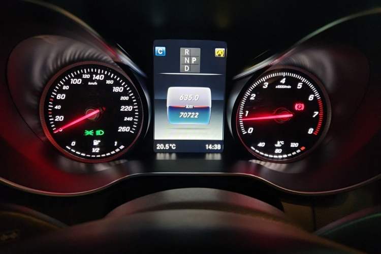Used Mercedes-Benz GLC 2017 GLC 260 4MATIC Luxury Model Odometer Close Up