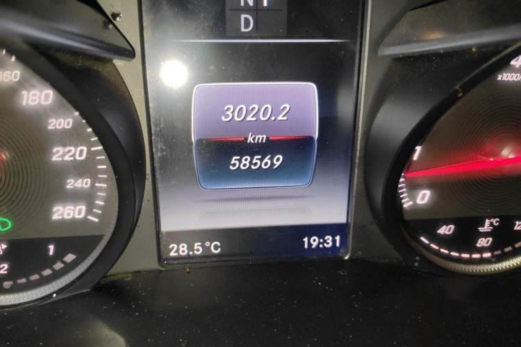 Used Mercedes-Benz GLC 2017 GLC 300 4MATIC Luxury Model Odometer Close Up