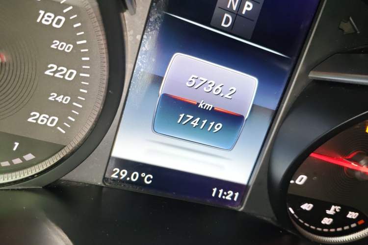 Used Mercedes-Benz GLC 2017 GLC 260 4MATIC Dynamic Edition Odometer Close Up