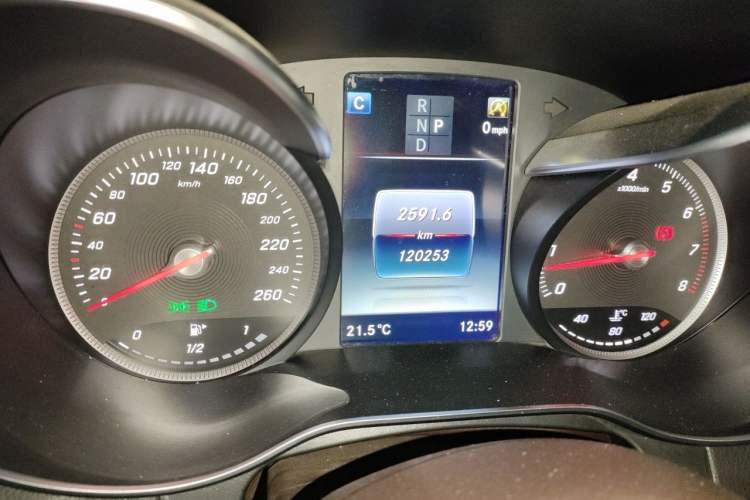 Used Mercedes-Benz GLC 2017 GLC 260 4MATIC Luxury Model Odometer Close Up