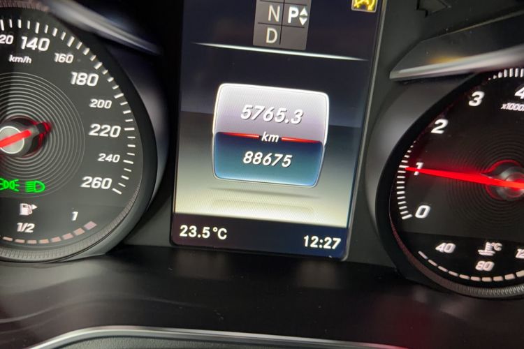 Used Mercedes-Benz GLC 2017 GLC 260 4MATIC Luxury Model Odometer Close Up