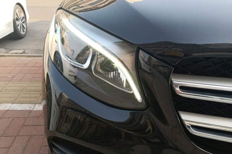 Used Mercedes-Benz GLC 2017 GLC 260 4MATIC Luxury Model Right Front Headlight