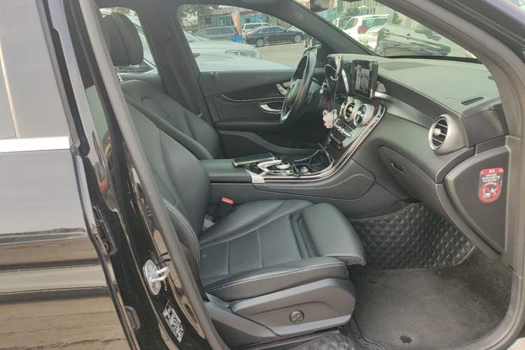 Used Mercedes-Benz GLC 2017 GLC 260 4MATIC Dynamic Edition Right Front Seat