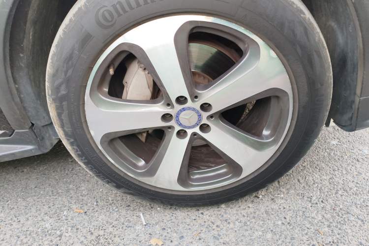 Used Mercedes-Benz GLC 2017 GLC 300 4MATIC Sport Edition Right Front Wheel Hub