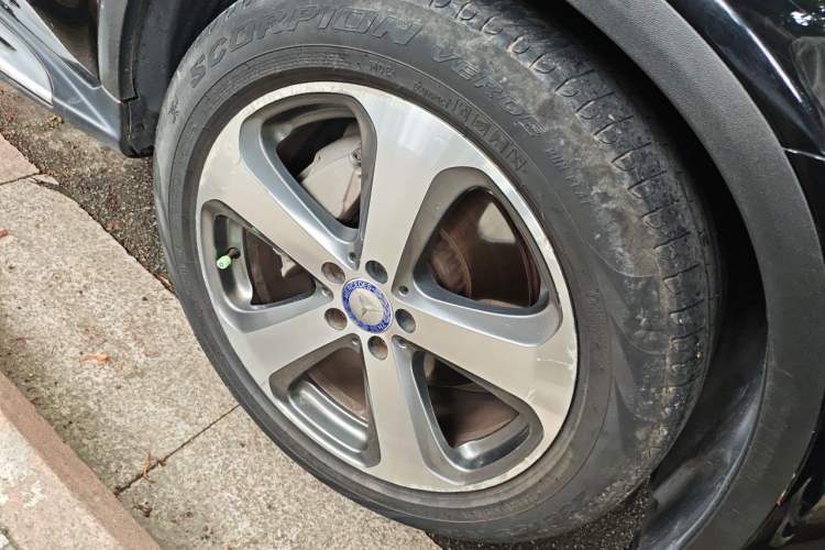 Used Mercedes-Benz GLC 2017 GLC 300 4MATIC Sport Edition Right Front Wheel Hub