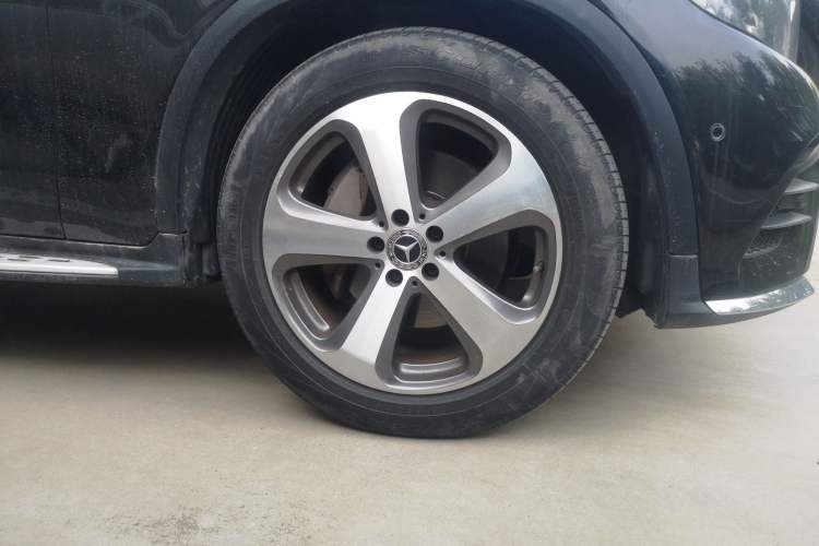 Used Mercedes-Benz GLC 2017 GLC 300 4MATIC Sport Edition Right Front Wheel Hub