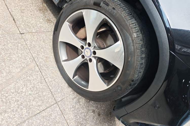 Used Mercedes-Benz GLC 2017 GLC 300 4MATIC Luxury Model Right Front Wheel Hub