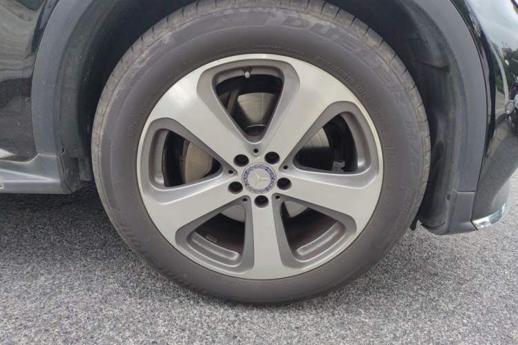 Used Mercedes-Benz GLC 2017 GLC 300 4MATIC Sport Edition Right Front Wheel Hub