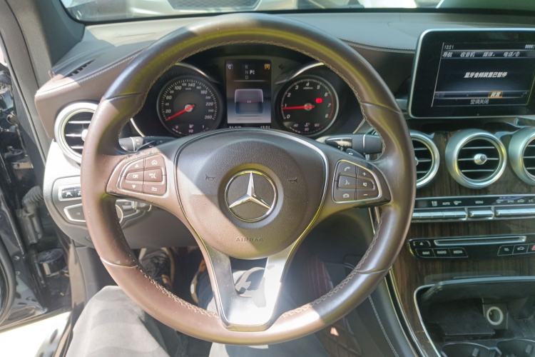 Used Mercedes-Benz GLC 2017 GLC 260 4MATIC Luxury Model Steering Wheel