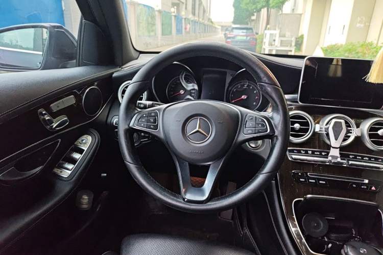 Used Mercedes-Benz GLC 2017 GLC 260 4MATIC Luxury Model Steering Wheel