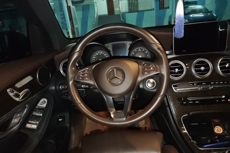 Used Mercedes-Benz GLC 2017 GLC 260 4MATIC Luxury Model Steering Wheel