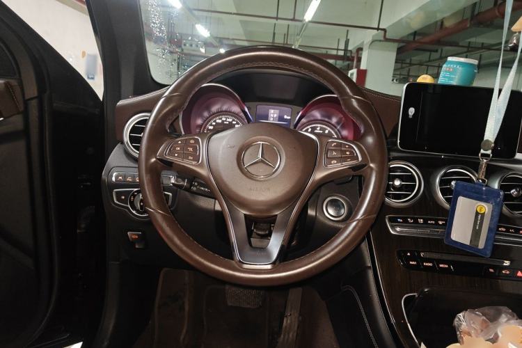 Used Mercedes-Benz GLC 2017 GLC 260 4MATIC Luxury Model Steering Wheel