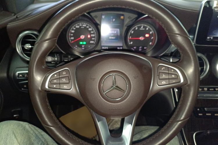 Used Mercedes-Benz GLC 2017 GLC 260 4MATIC Luxury Model Steering Wheel