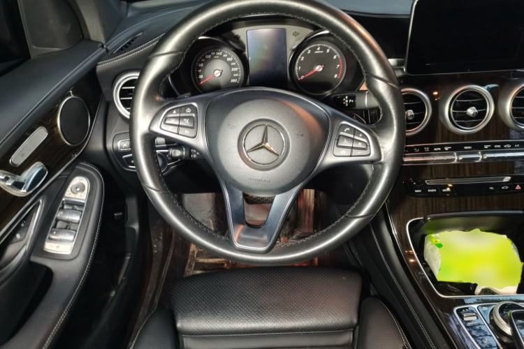 Used Mercedes-Benz GLC 2017 GLC 260 4MATIC Luxury Model Steering Wheel