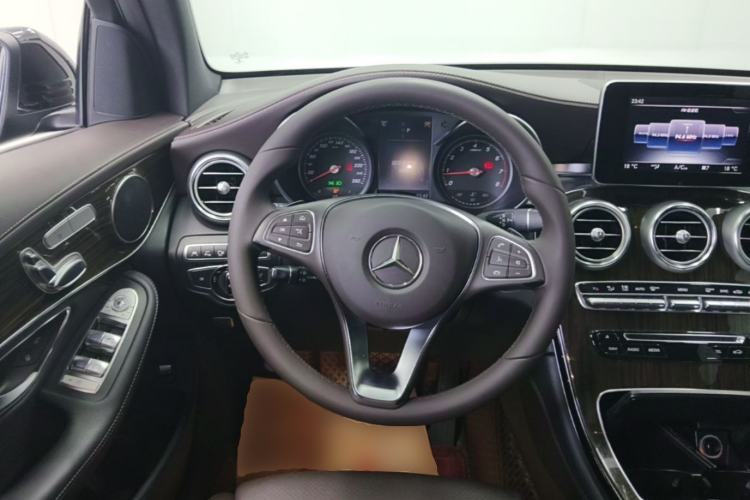Used Mercedes-Benz GLC 2017 GLC 260 4MATIC Luxury Model Steering Wheel