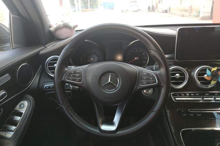 Used Mercedes-Benz GLC 2017 GLC 260 4MATIC Luxury Model Steering Wheel