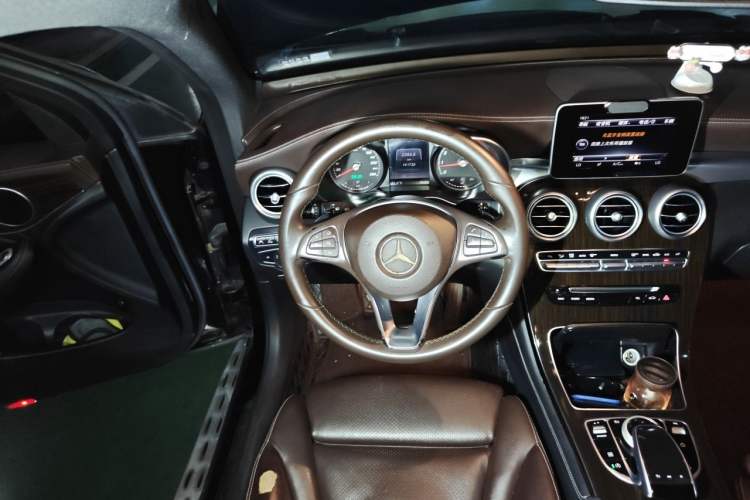 Used Mercedes-Benz GLC 2017 GLC 260 4MATIC Luxury Model Steering Wheel