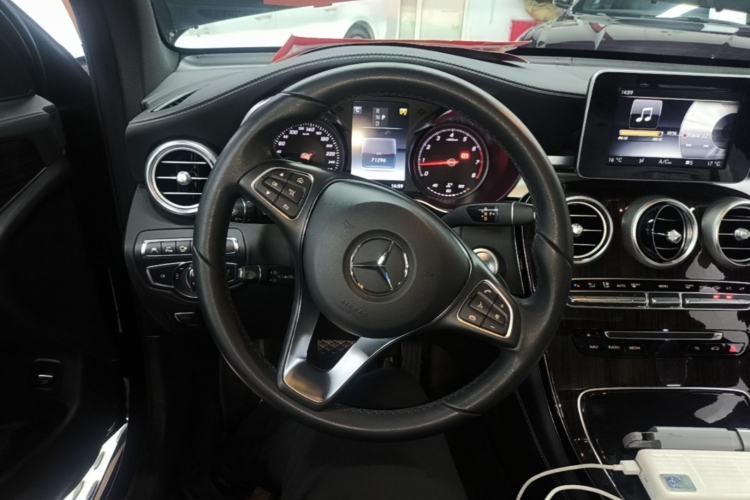 Used Mercedes-Benz GLC 2017 GLC 260 4MATIC Luxury Model Steering Wheel