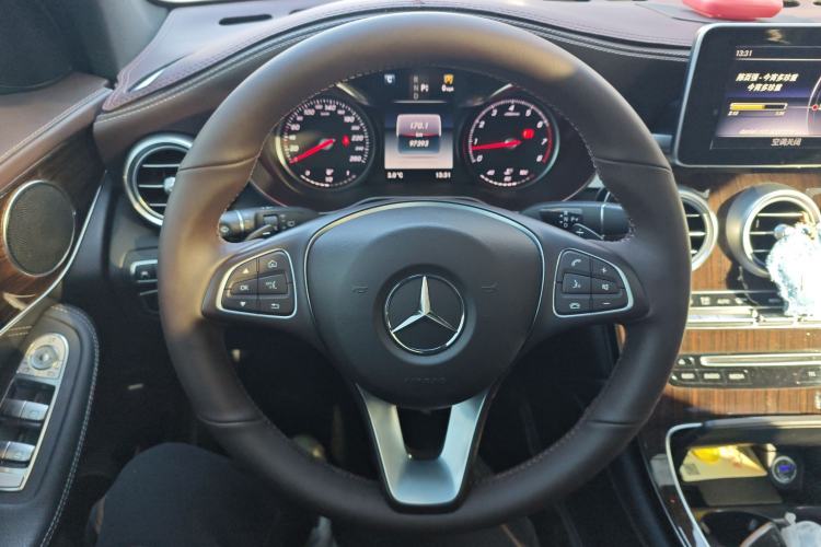 Used Mercedes-Benz GLC 2017 GLC 260 4MATIC Luxury Model Steering Wheel