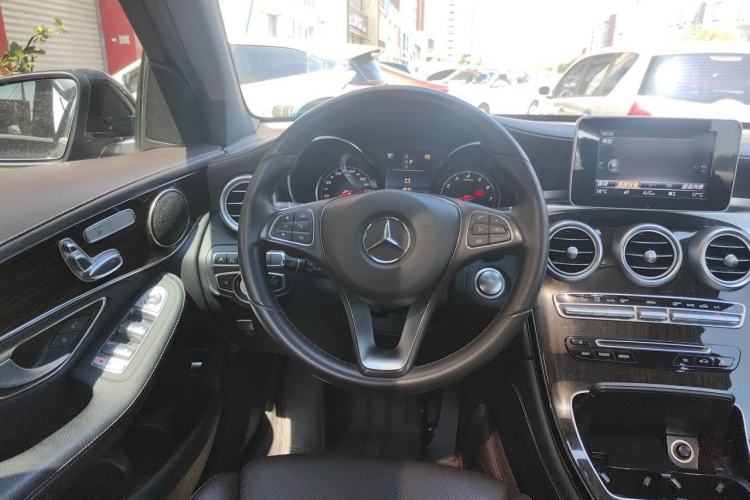 Used Mercedes-Benz GLC 2017 GLC 260 4MATIC Luxury Model Steering Wheel