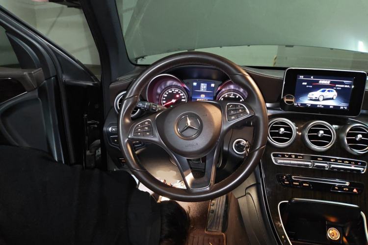Used Mercedes-Benz GLC 2017 GLC 260 4MATIC Luxury Model Steering Wheel