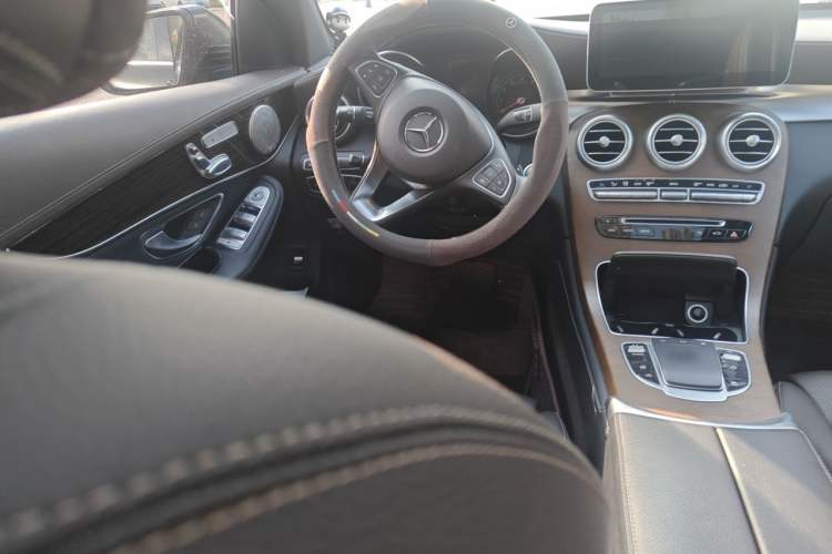 Used Mercedes-Benz GLC 2017 GLC 260 4MATIC Luxury Model Steering Wheel