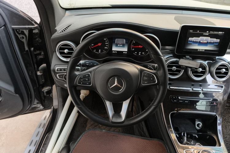 Used Mercedes-Benz GLC 2017 GLC 260 4MATIC Luxury Model Steering Wheel