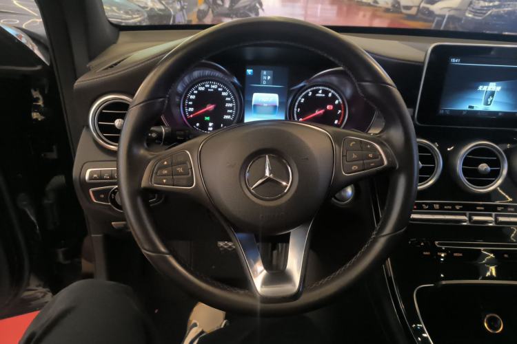 Used Mercedes-Benz GLC 2017 GLC 260 4MATIC Luxury Model Steering Wheel