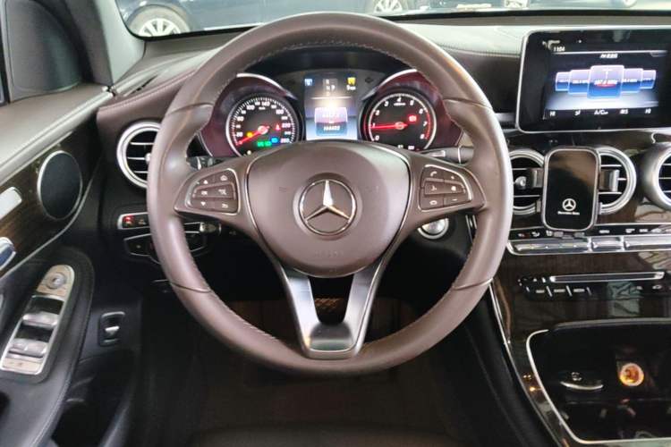 Used Mercedes-Benz GLC 2017 GLC 260 4MATIC Luxury Model Steering Wheel