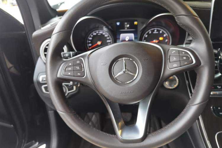 Used Mercedes-Benz GLC 2017 GLC 260 4MATIC Luxury Model Steering Wheel