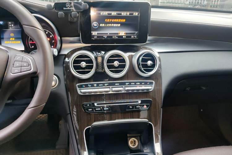Used Mercedes-Benz GLC 2017 GLC 260 4MATIC Dynamic Edition Audio And AC Panel