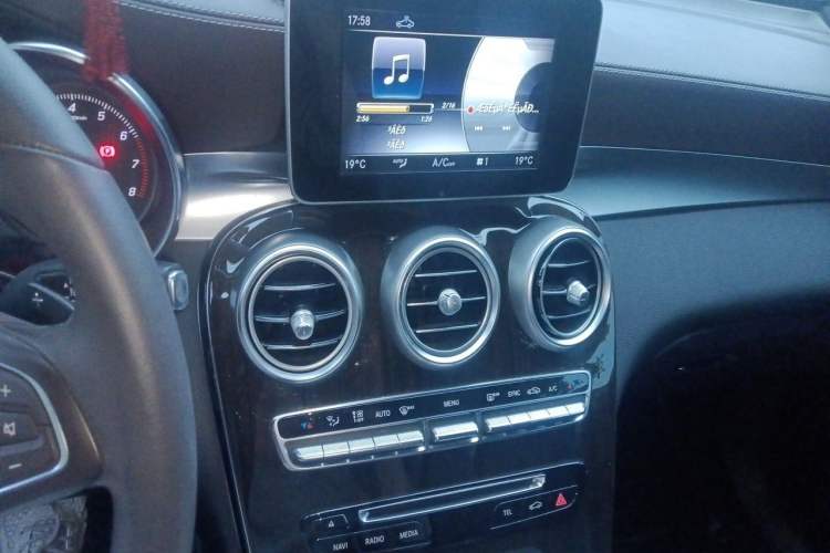 Used Mercedes-Benz GLC 2017 GLC 260 4MATIC Dynamic Edition Audio And AC Panel