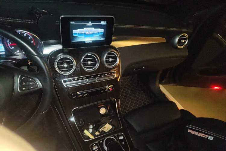 Used Mercedes-Benz GLC 2017 GLC 260 4MATIC Dynamic Edition Audio And AC Panel