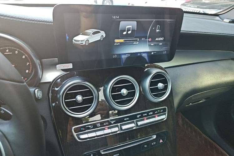 Used Mercedes-Benz GLC 2017 GLC 260 4MATIC Dynamic Edition Audio And AC Panel