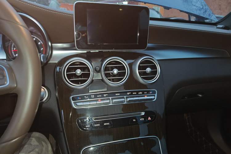 Used Mercedes-Benz GLC 2017 GLC 260 4MATIC Dynamic Edition Audio And AC Panel