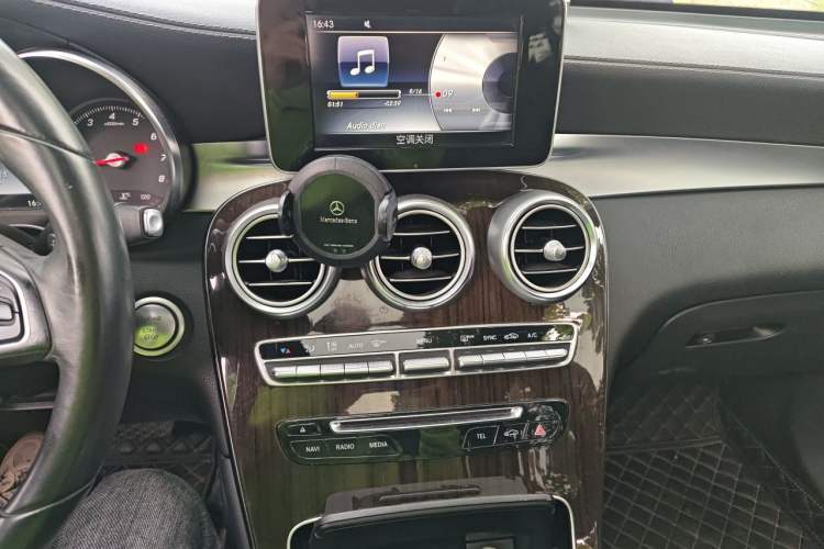 Used Mercedes-Benz GLC 2017 GLC 260 4MATIC Dynamic Edition Audio And AC Panel