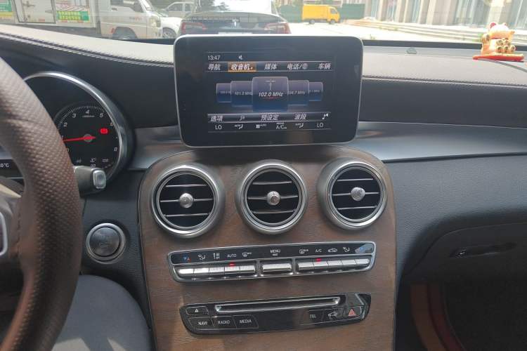 Used Mercedes-Benz GLC 2017 GLC 300 4MATIC Sport Edition Audio And AC Panel
