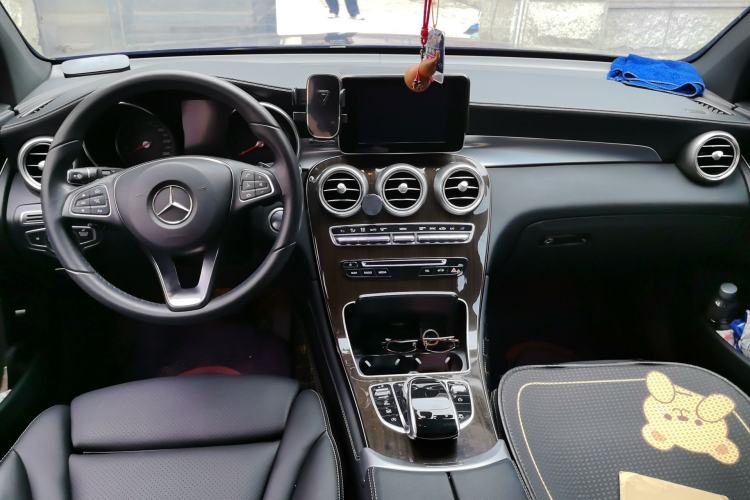 Used Mercedes-Benz GLC 2017 GLC 260 4MATIC Dynamic Edition Center Console