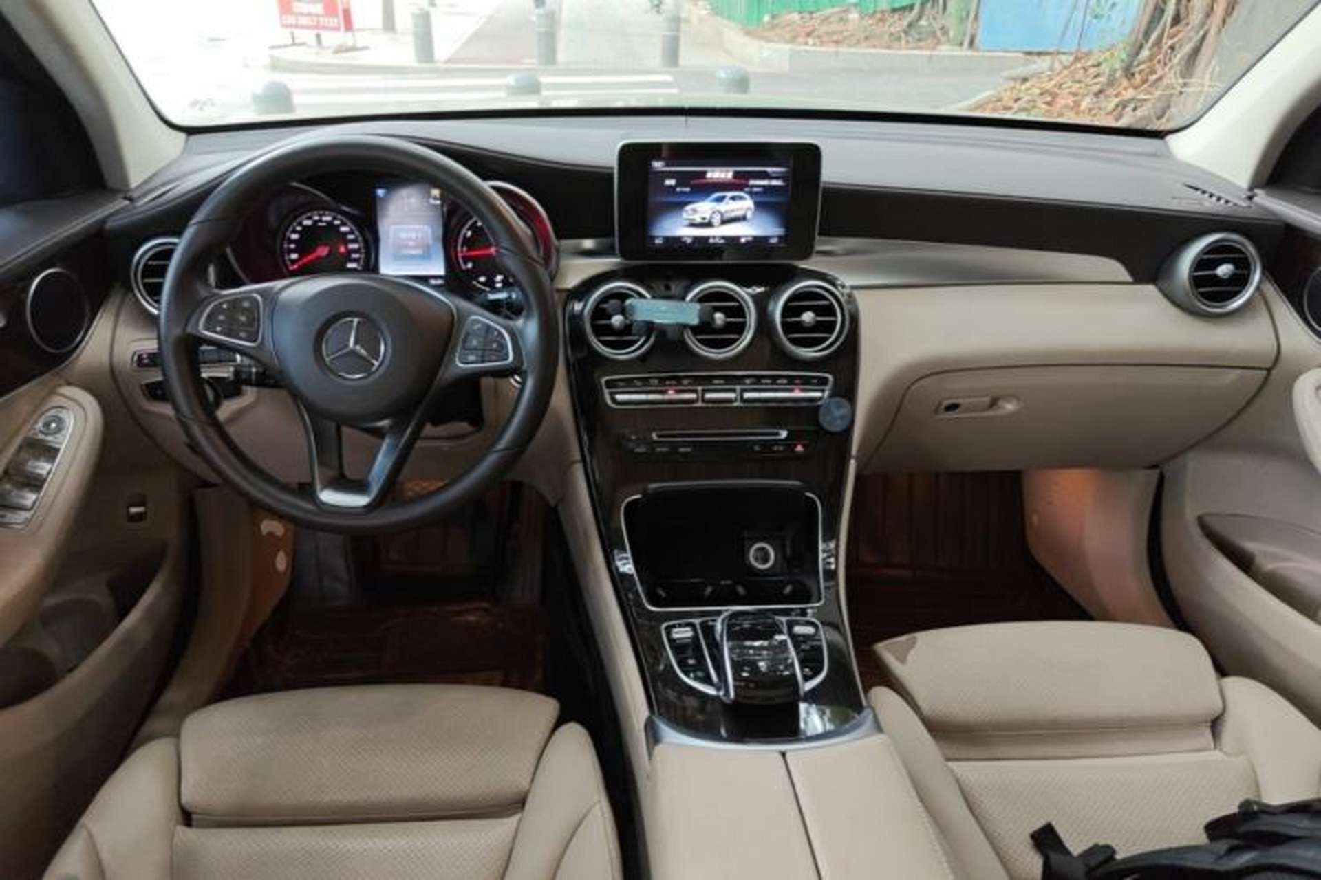 Used Mercedes-Benz GLC 2017 GLC 260 4MATIC Luxury Model Center Console